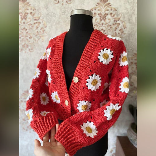 كارديجان أحمر مزين بزهور الأقحوان محبوك يدويًا